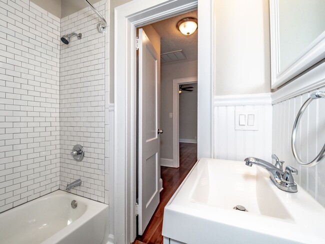 Building Photo - NEWLY RENOVATED 2 BEDROOM 1 BATH APARTMENT IN PRIME DOWNTOWN LOCATION!