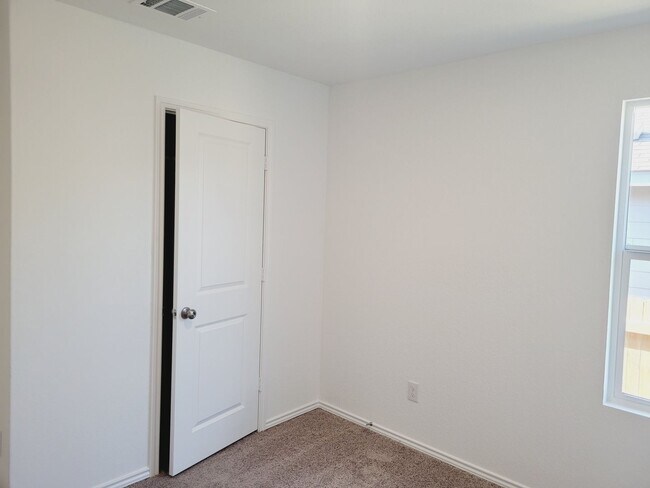 Building Photo - 2024 4-bed Home in Bulverde