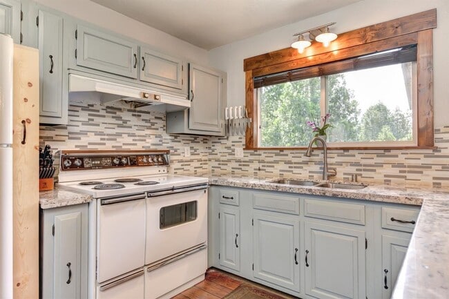 Building Photo - 2 Bedroom Home Tucked away in the Sierras