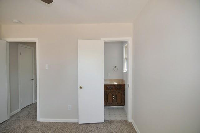Building Photo - 402 E Carolyn Dr