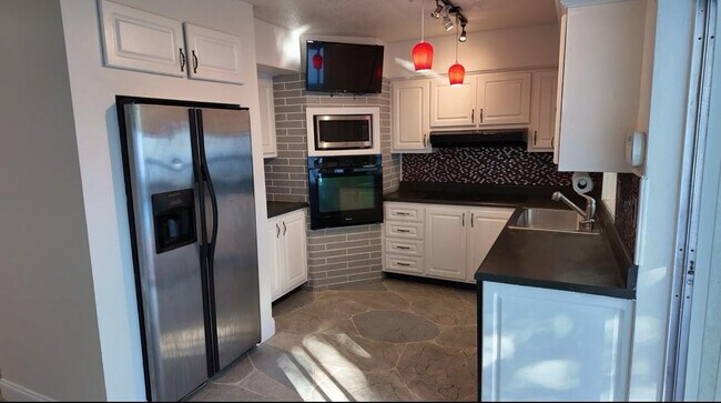 Building Photo - 600 NW 38th Ct