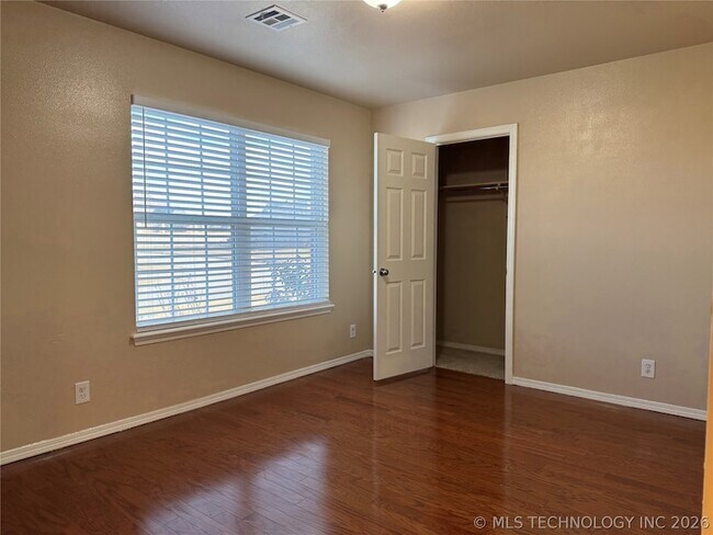 Building Photo - 14750 S Hickory Pl