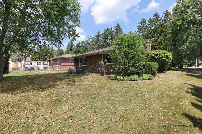 Building Photo - 605 W Gilbert Rd
