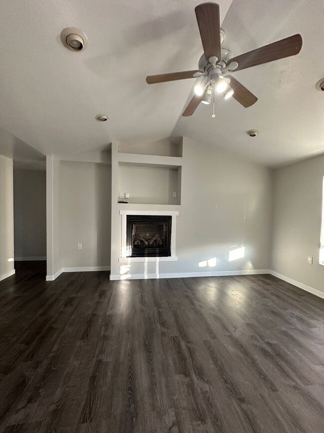 Building Photo - Charming home