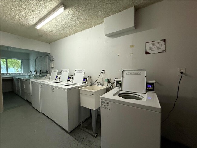 Building Photo - 2920 SW 28th Terrace