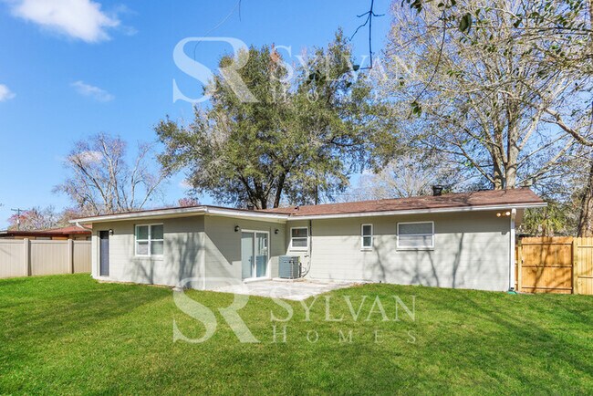 Building Photo - Feel right at home in this charming 3 bedroom, 2 bathroom home