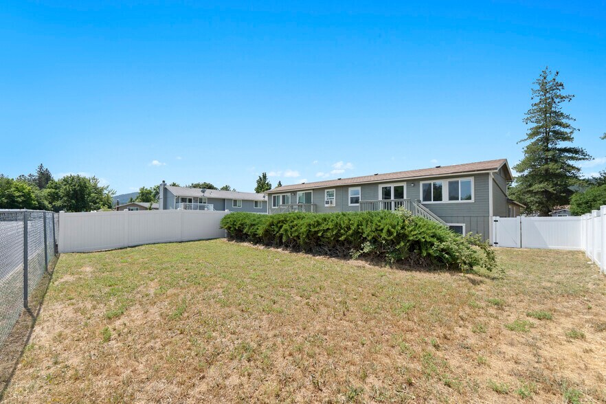 Building Photo - 3213 S Gillis Ct
