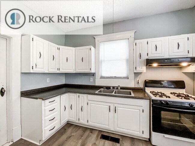 Building Photo - Large 4 Bed 2 Bath Home