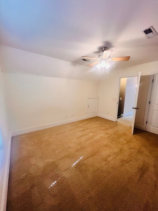 Building Photo - Tucked Away 3 Bedroom Gem on Private Road ...