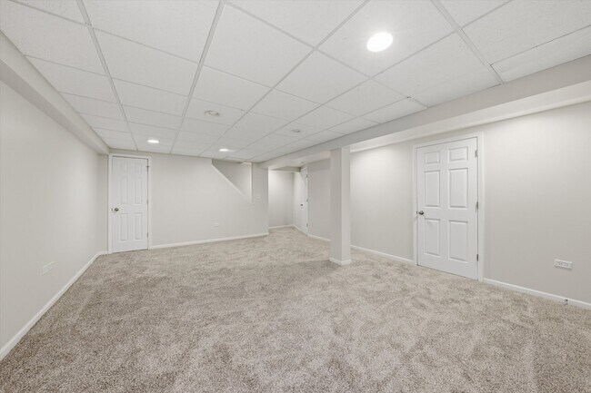 Building Photo - 16051 Laurel Dr