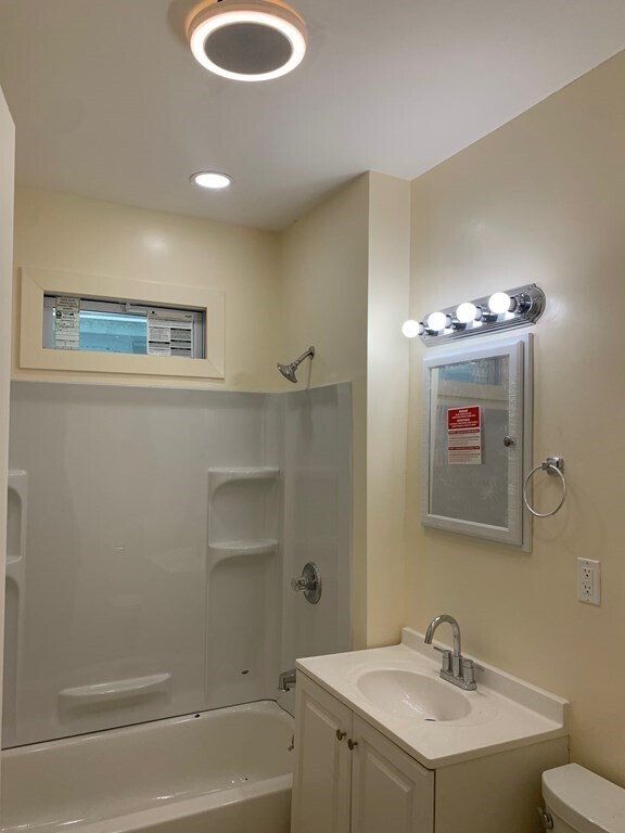 Building Photo - 138 Spencer St