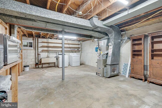 Building Photo - 869 Patrick Henry Dr