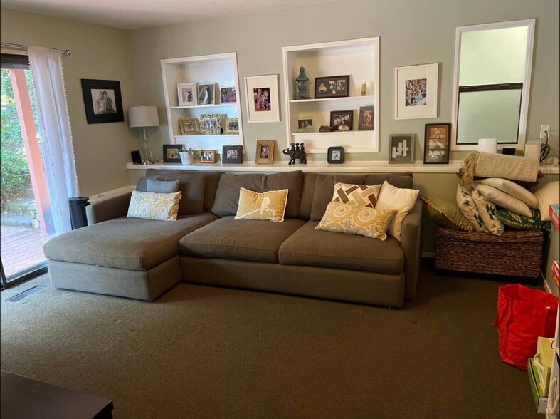 TV room - 108 Oakmont Ave