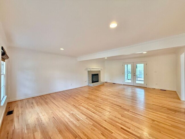 Building Photo - 5017 Sandlewood Dr