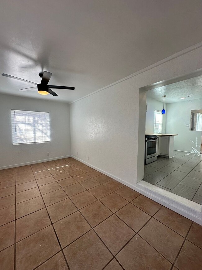 Building Photo - 2 Bed 1 bath