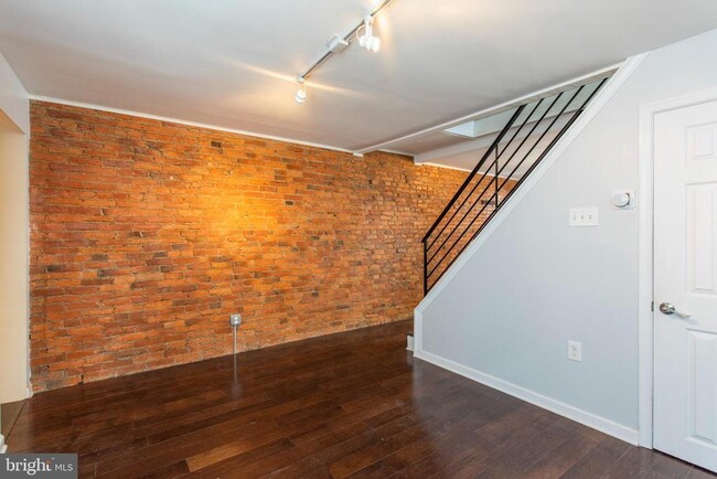 Building Photo - 2218 E Oakdale St