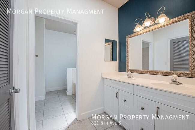 Building Photo - Amazing Freshly Painted Jacksonville Beach...