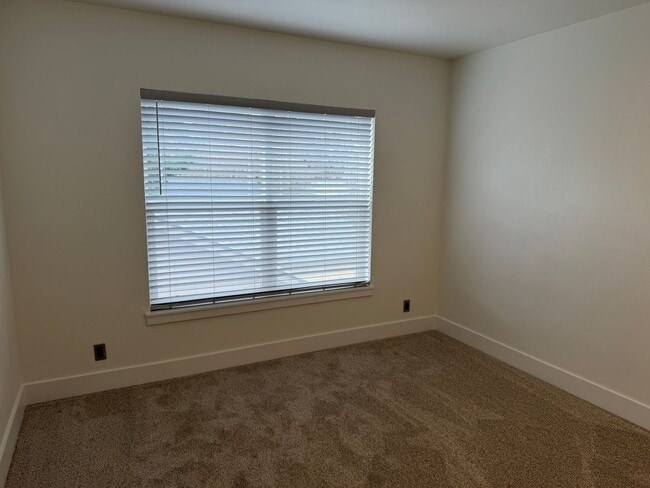 Building Photo - Beautiful 3 bedroom 2.5 bathroom house in a great neighborhood!