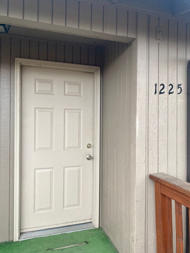 Building Photo - Hard to find 1 bdrm, 1 bath w/ garage!  1.7 miles from Sky Lakes Medical Center and Oregon Tech!