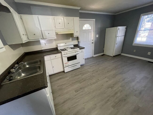 Building Photo - Renovated 3 Bed / 1 Bath Brick Ranch in Ea...