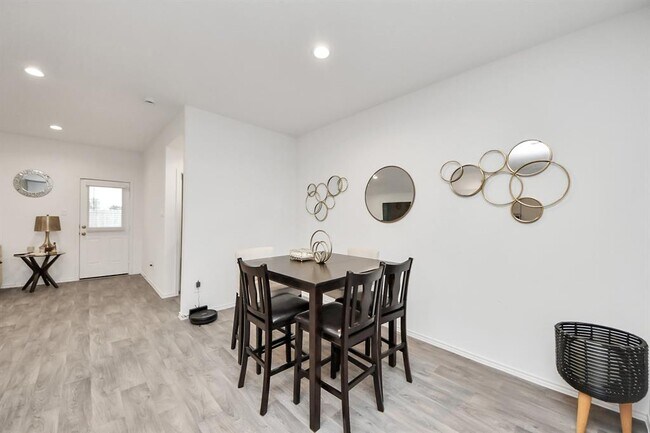 Building Photo - 1302 Redbud Ln
