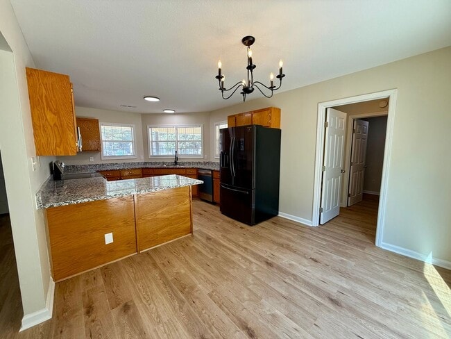 Building Photo - 3 Bedroom/2 Bathroom HOME FOR THE HOLIDAYS...