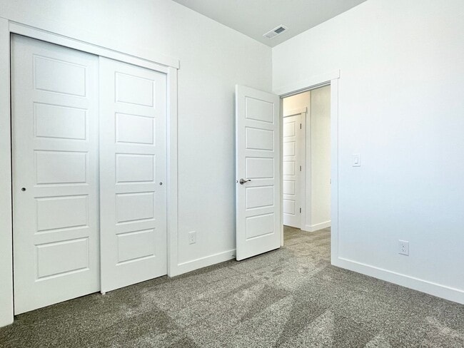 Building Photo - Beautiful Modern Townhome in American Fork!