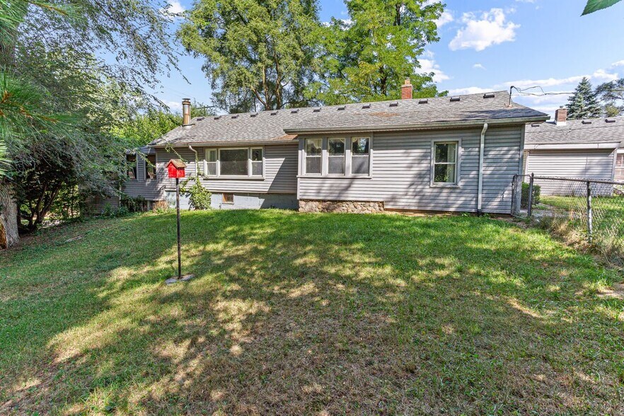 Building Photo - 2550 Loon Lake Rd