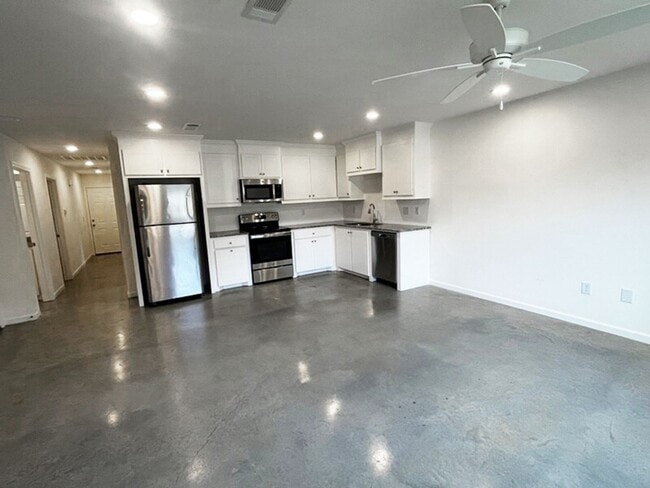 Building Photo - Charming 3-Bedroom Retreat in the Heart of...