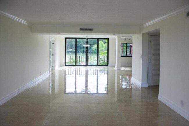 Building Photo - 250 E Royal Palm Rd