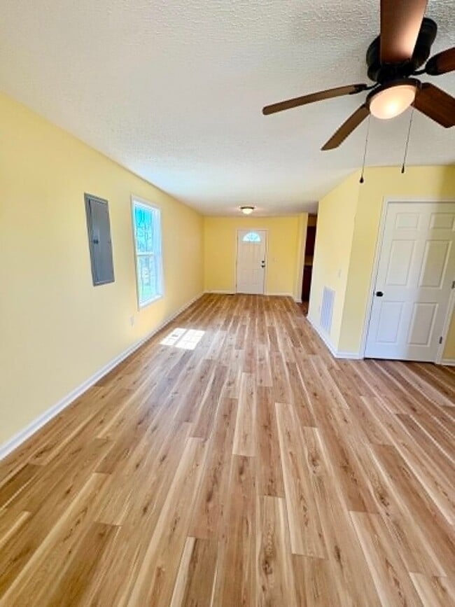 Building Photo - Spacious Home for Rent!