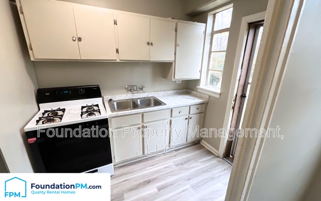 Building Photo - 1915 S Pkwy E