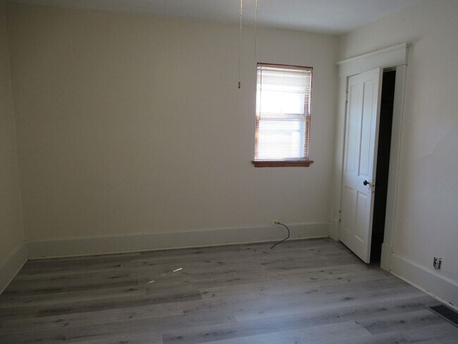 Building Photo - 3 Bedroom 1 Bath 2nd FloorUnit