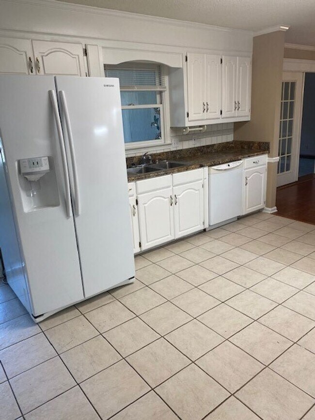 Building Photo - 4712 Lakeview Estates Dr