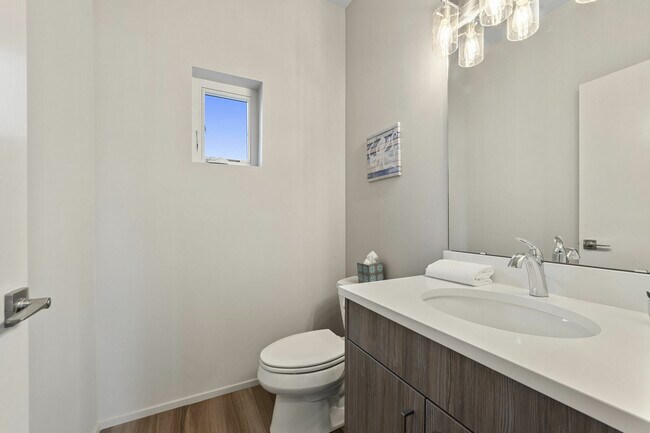 Building Photo - 904 21st St