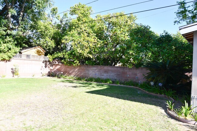 Building Photo - 1210 E Oakmont Ave