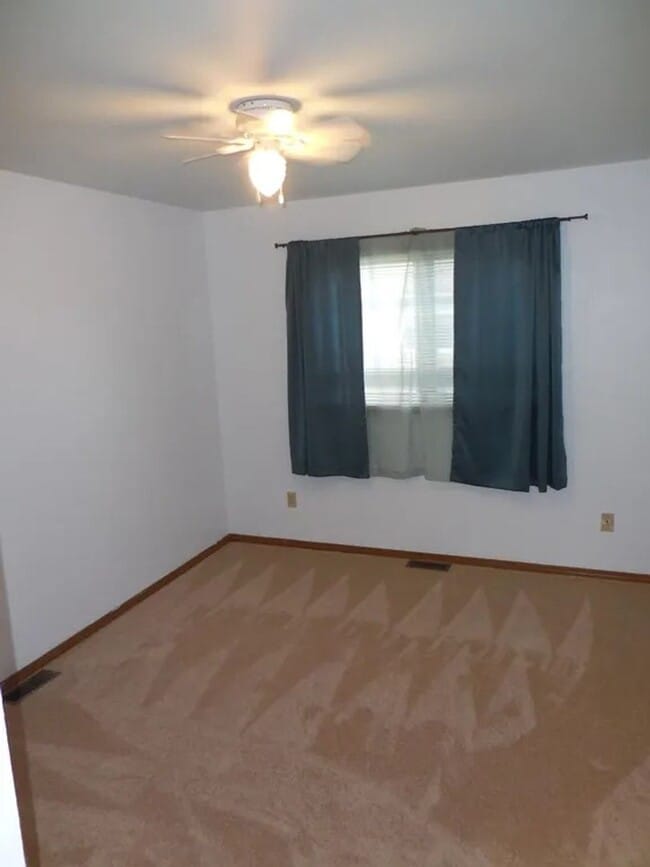 Building Photo - 2 Bedroom, 1 Bath, 1 Car Garage