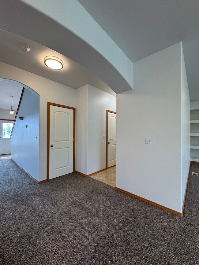 Building Photo - Large 4 Bed Rental in Established Neighborhood