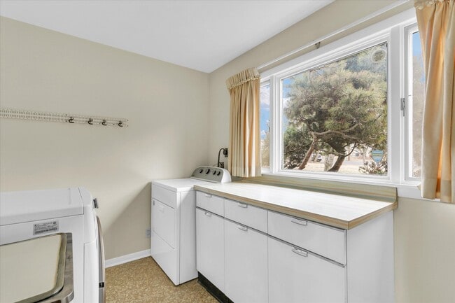 Building Photo - 1803 Golfview Dr