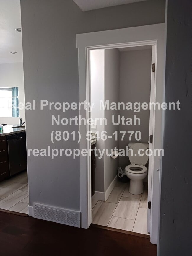 Building Photo - 3 Bed 2.5 Bath Townhome in West Haven Comi...