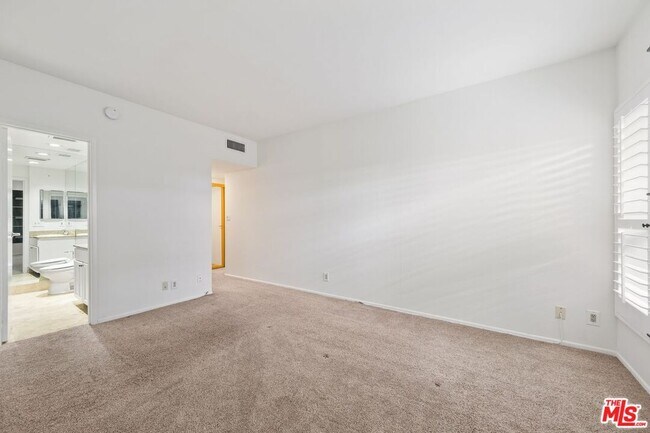 Building Photo - 1131 Alta Loma Rd