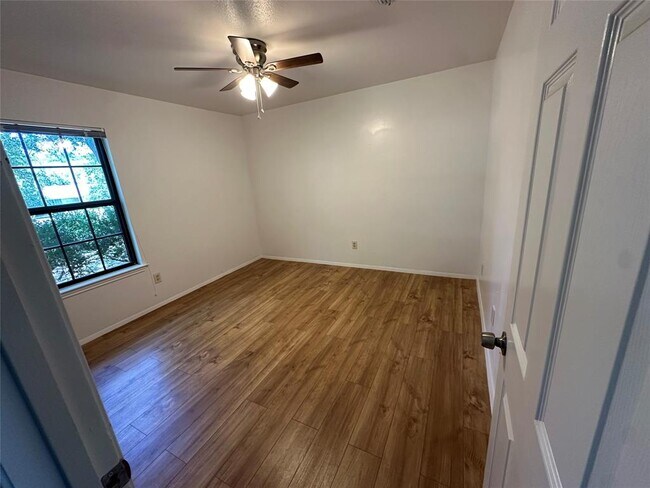 Building Photo - 331 Live Oak Dr