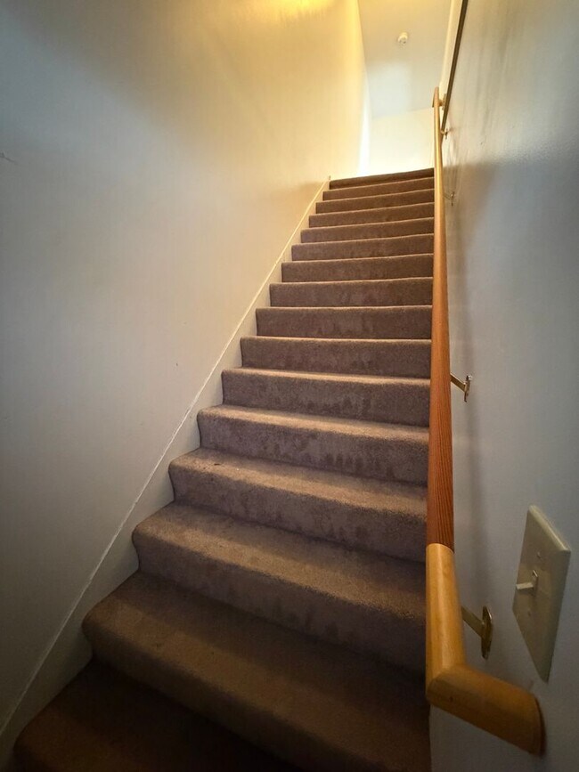 Building Photo - Charming, 2nd floor, 2-Bedroom Apartment, Adams, MA – pet friendly!