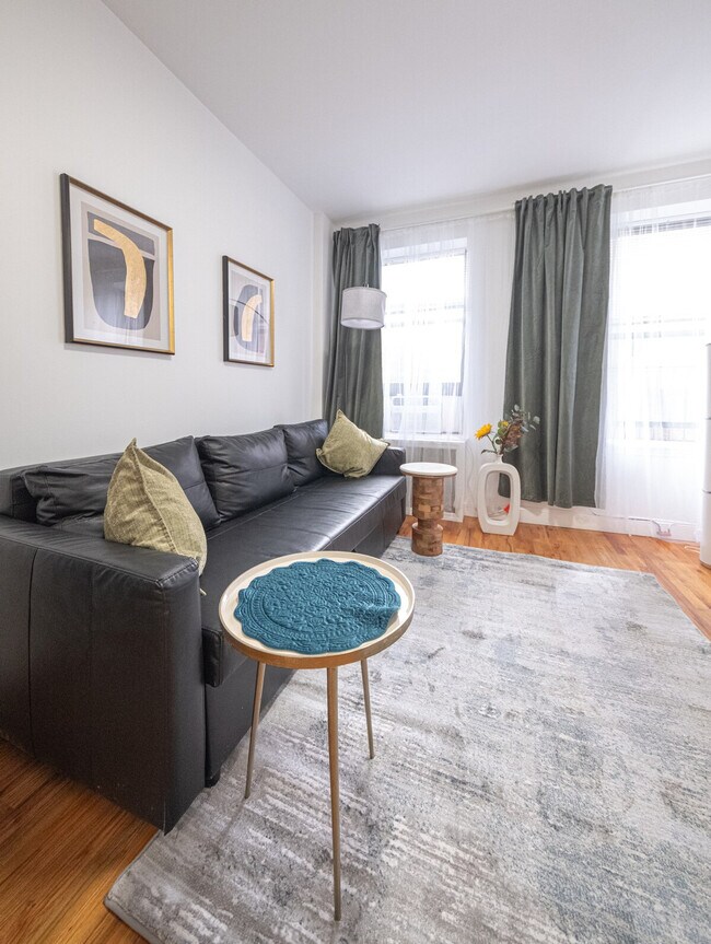 Building Photo - 305 E 95th St