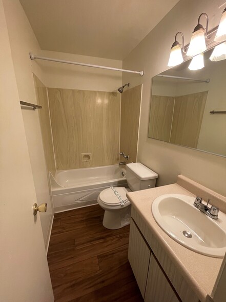 1x1 A Bathroom - Valley View Apartments