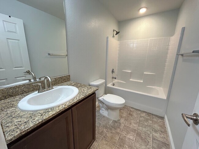 Building Photo - Cozy 2-Bedroom 2-Bathroom Townhouse in Gated Community!