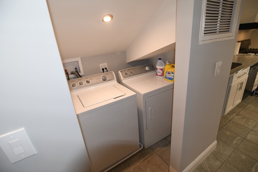 In Unit laundry. New appliances. - 309 Old York Rd