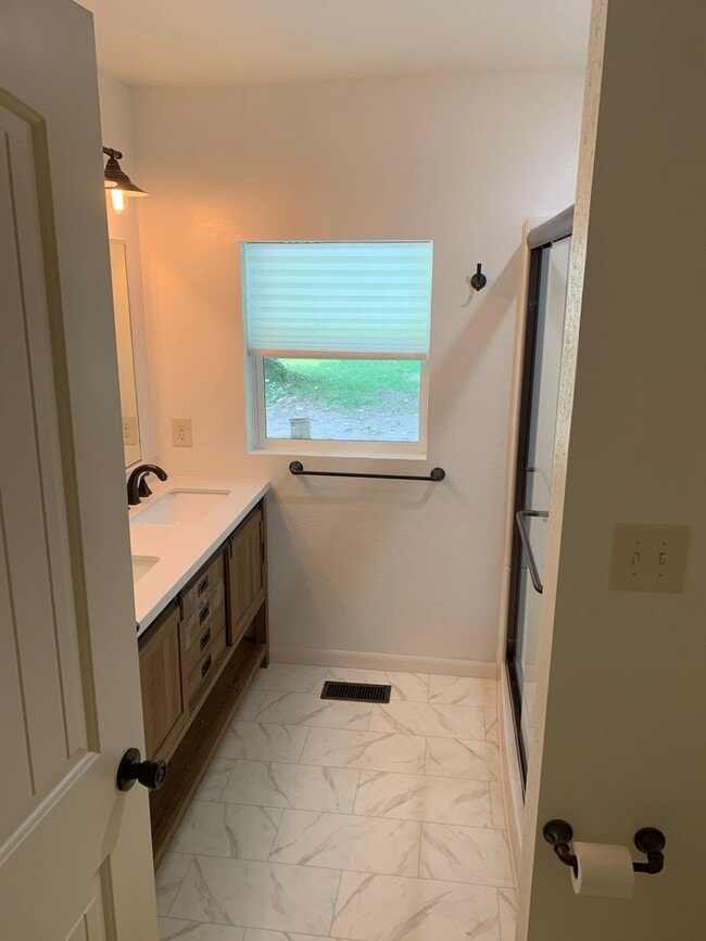 Building Photo - 807 Fairgrounds Rd