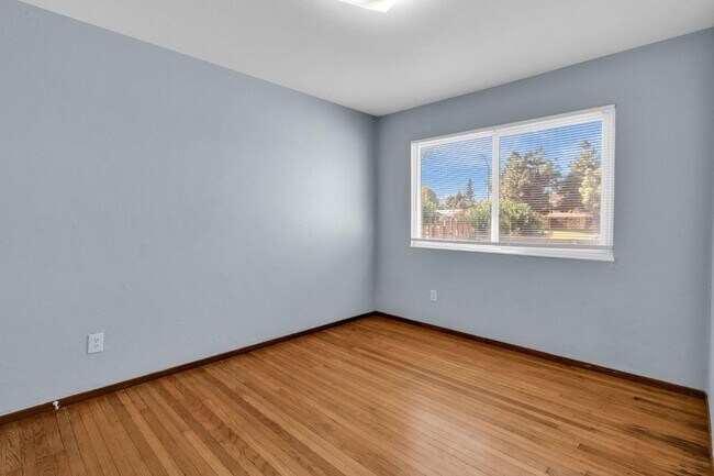 Building Photo - 5 bedrooms. Remodeled.Get ½ Off Your First Month’s Rent! Sign a lease and move in within 30 days—...