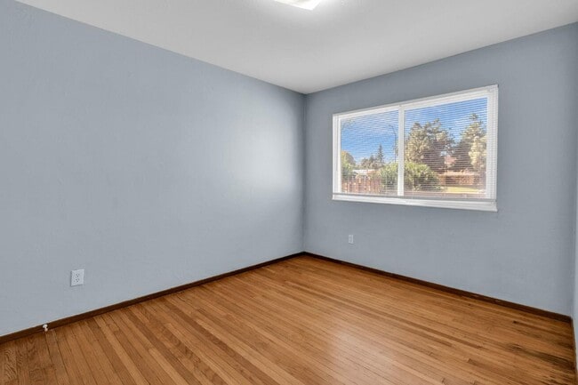 Building Photo - Limited-Time Offer: Get ½ Off Your First Month’s Rent! Sign a lease and move in within 30 days—mu...